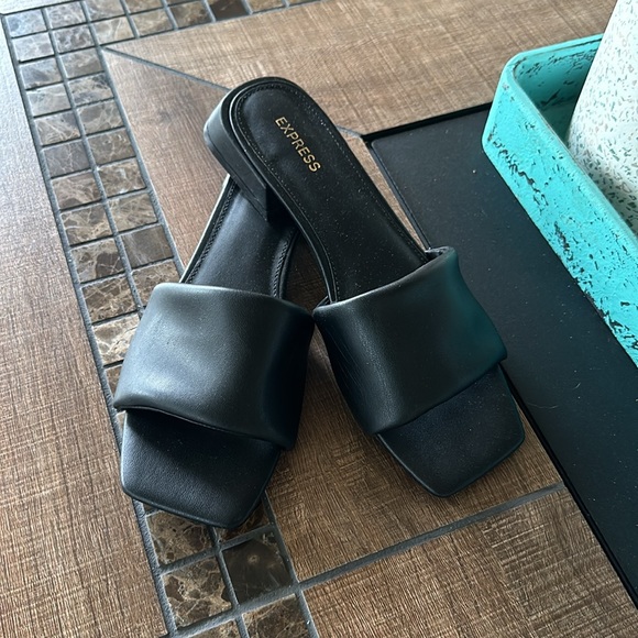 Express slide on flats only worn a couple of times size 7 - Picture 4 of 4